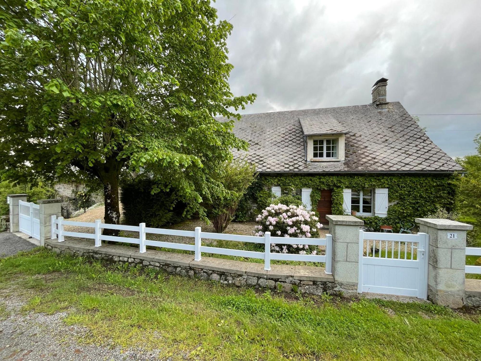 Une Pause En Correze Sarroux Exterior photo